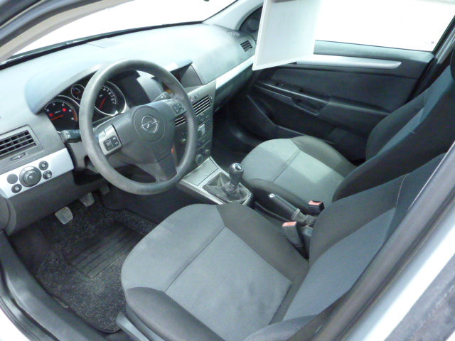 Practical & Economical 2005 Opel Astra Estate Car Turbo Diesel with Six Speed Manual
