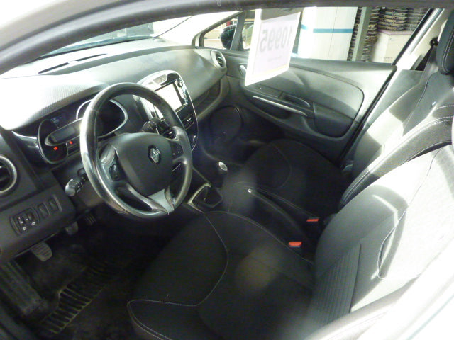 Renault Clio SW Estate in Silver