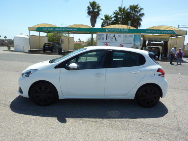 Pretty Young & Chic 2017 Peugeot 208 Seeks New Driver for Economical & Reliable Fun Motoring