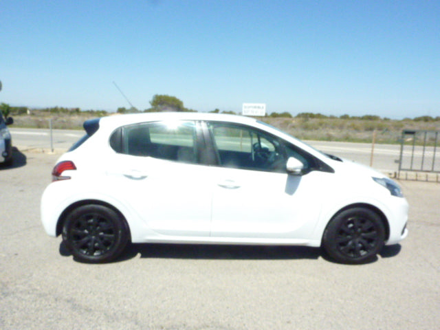 Pretty Young & Chic 2017 Peugeot 208 Seeks New Driver for Economical & Reliable Fun Motoring