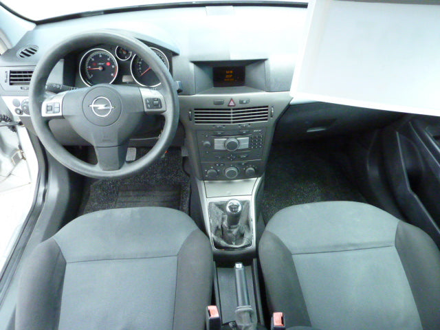 Practical & Economical 2005 Opel Astra Estate Car Turbo Diesel with Six Speed Manual