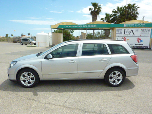 Practical & Economical 2005 Opel Astra Estate Car Turbo Diesel with Six Speed Manual